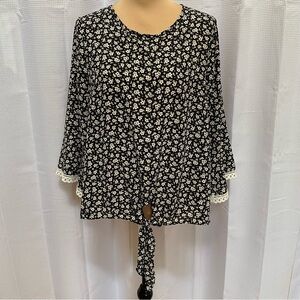 Ladies EMI & JOE black/white bell sleeves embroidery trimmed top size XL